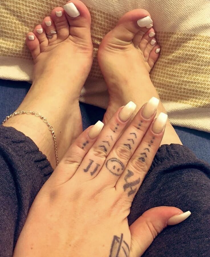 Sexy ass white girl toes and soles pt