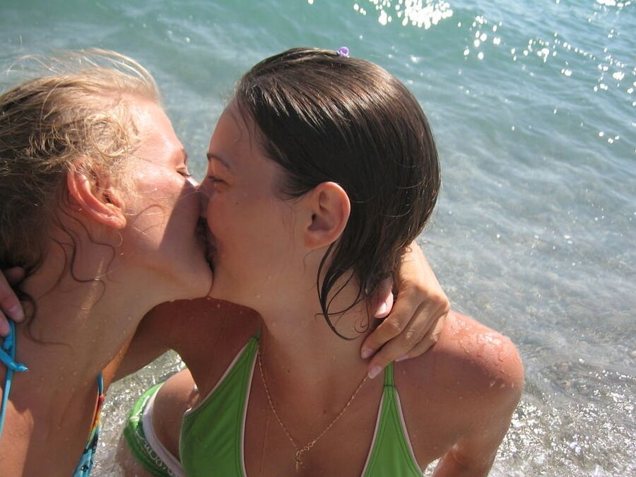 Nice (girls kissing)