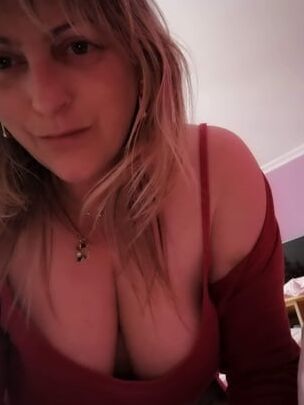 Sharon from Wales unleashes her big boobs