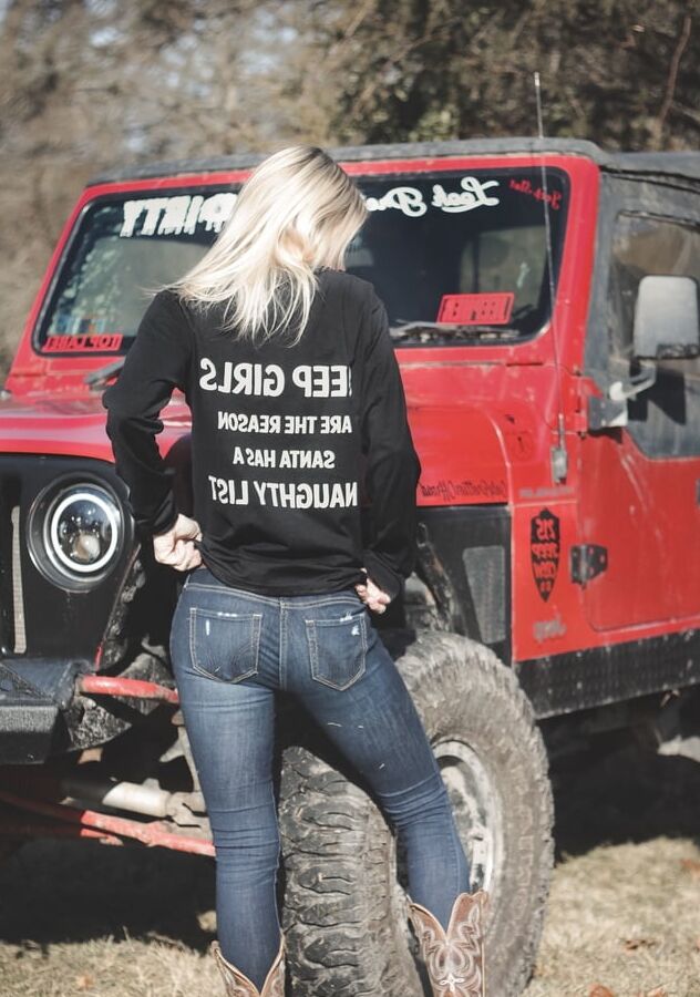 Best Damn Pics - Country Girl Can Survive