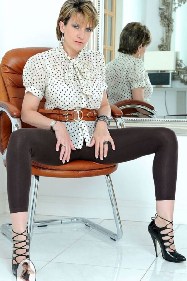 Fiona Bruce, British Celebrity, Leggings, Tight trousers