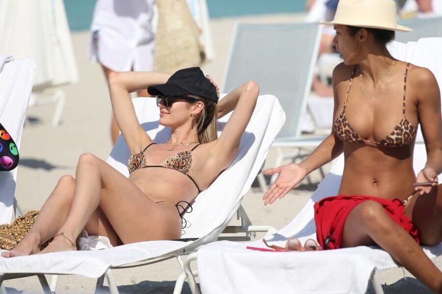 Candice Swanepoel &amp; Lais Ribeiro Beach
