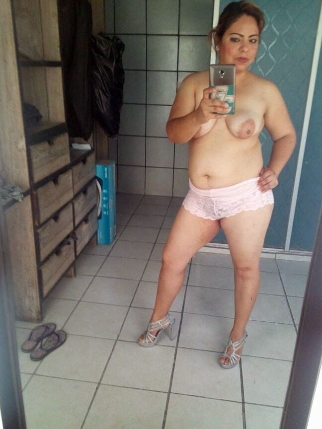 Hot Pussy MILF In the Bathroom