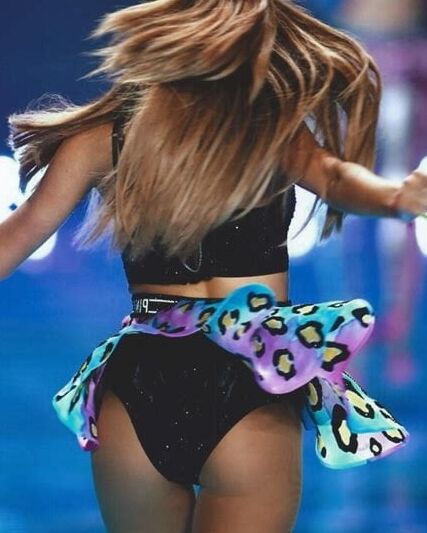 ariana grande ass