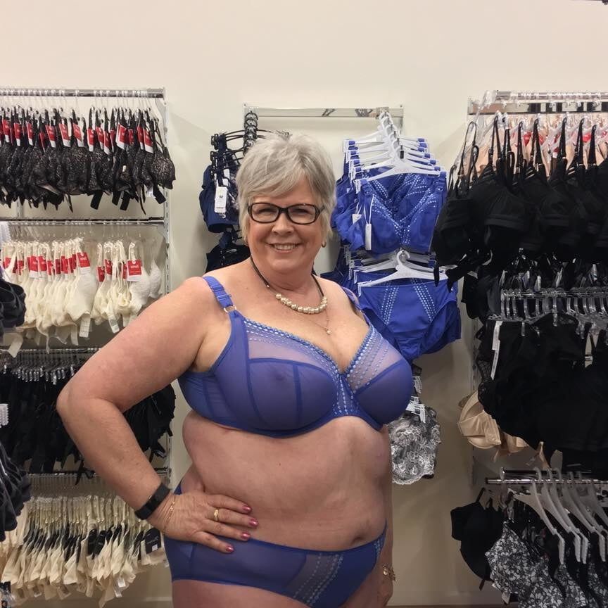 Lady mature in lingerie