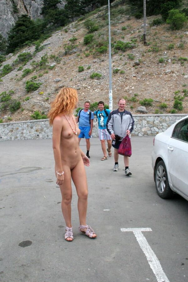Amazing redhead demonstrates naked body to strangers
