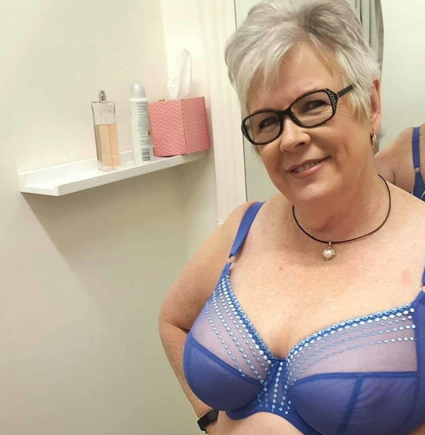 Lady mature in lingerie