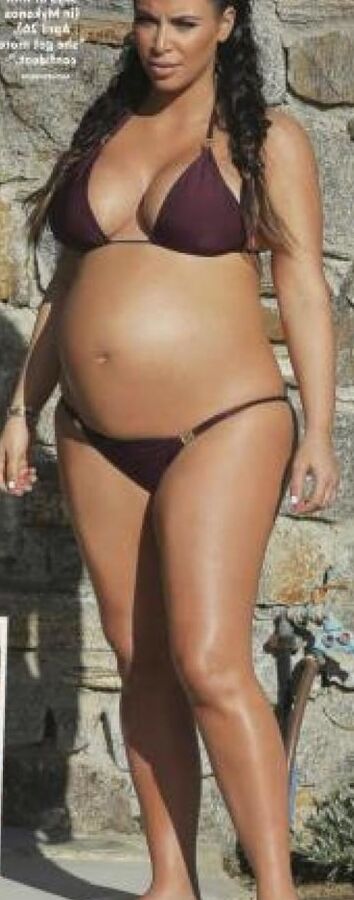 Pregnant celebrities in the beach