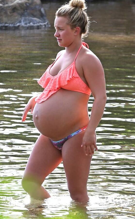 Pregnant celebrities in the beach