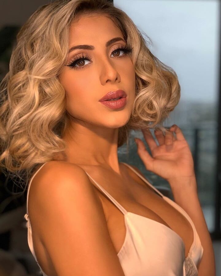 Valeria gorgeous blonde bimbo babe w big fake boos great ass
