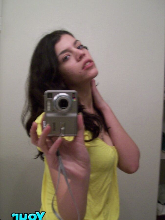 Amateur babe taking pics in the mirror