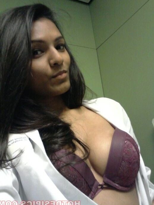 Indian sexy girlfriend boobs