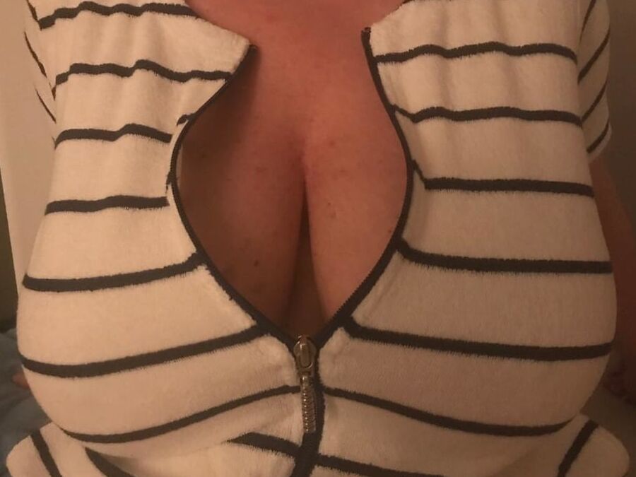Wifes natural heavy big titts in shirt