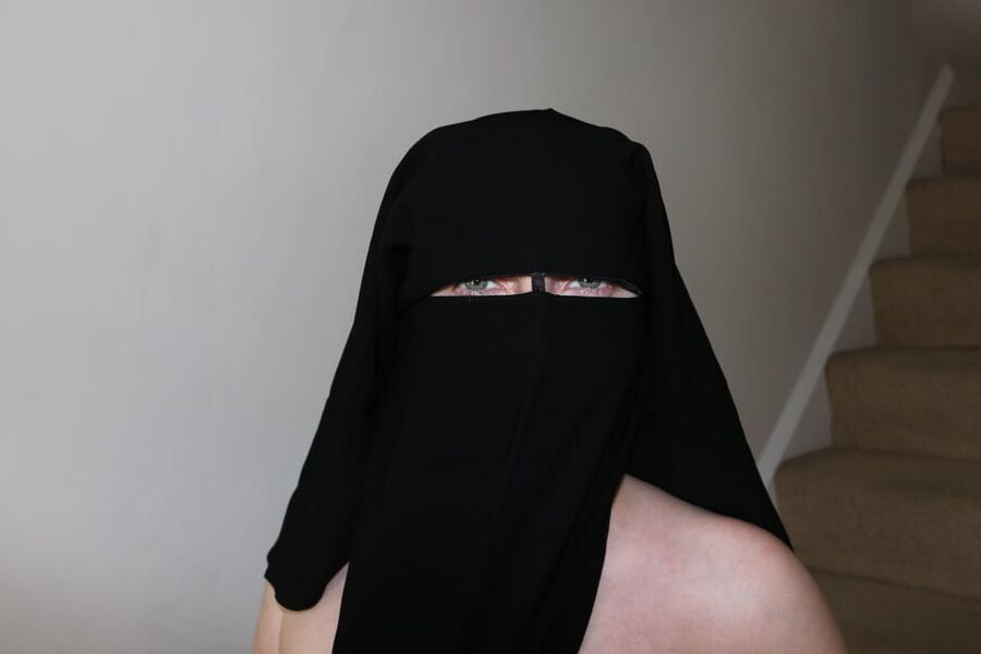 Niqab Wife Posing nude in Strappy high Heels