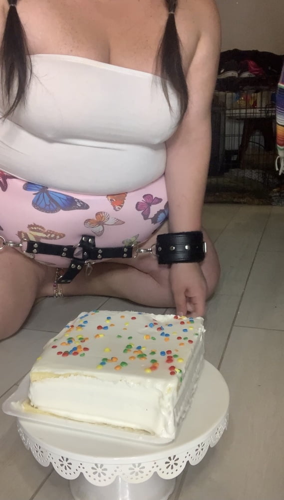 Fat belly bbw makes mess with cake