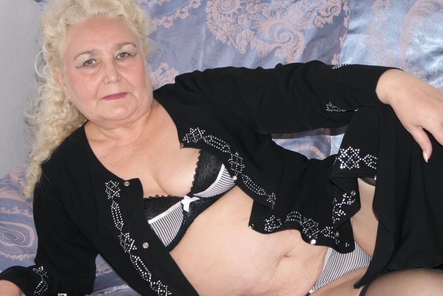OmaGeil Granny and hairy fat pussy