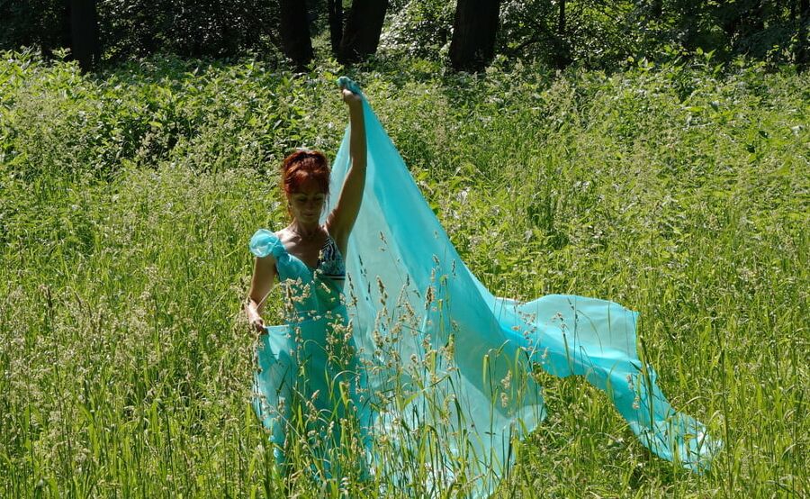 Game with a green cloth in the wind