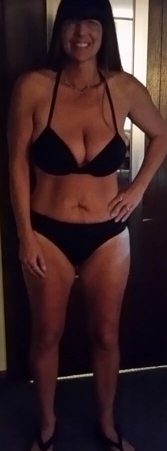 Chicago Mom in bathing suit hotwifeforplay by request.