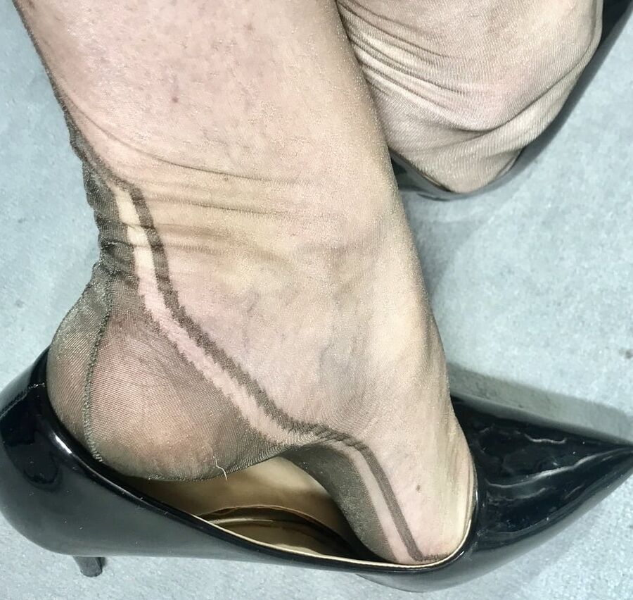 rht stockings feet