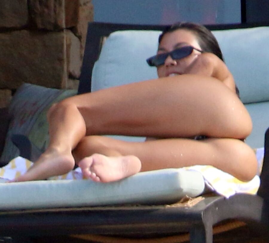 Kourtney Kardashian nude ass and sexy bikini photos