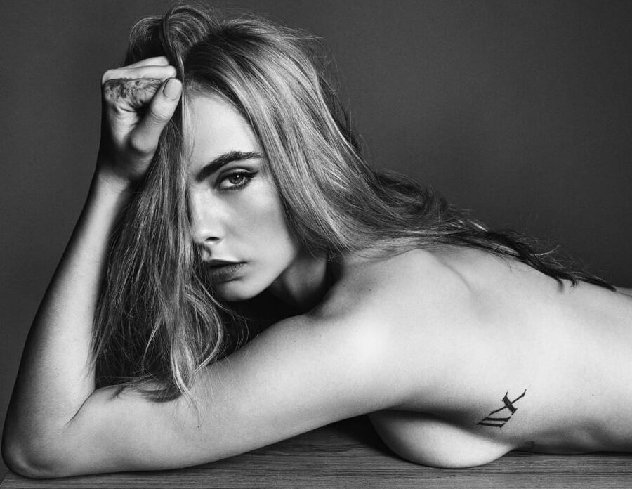 Cara Delevingne exposed her tits and ass