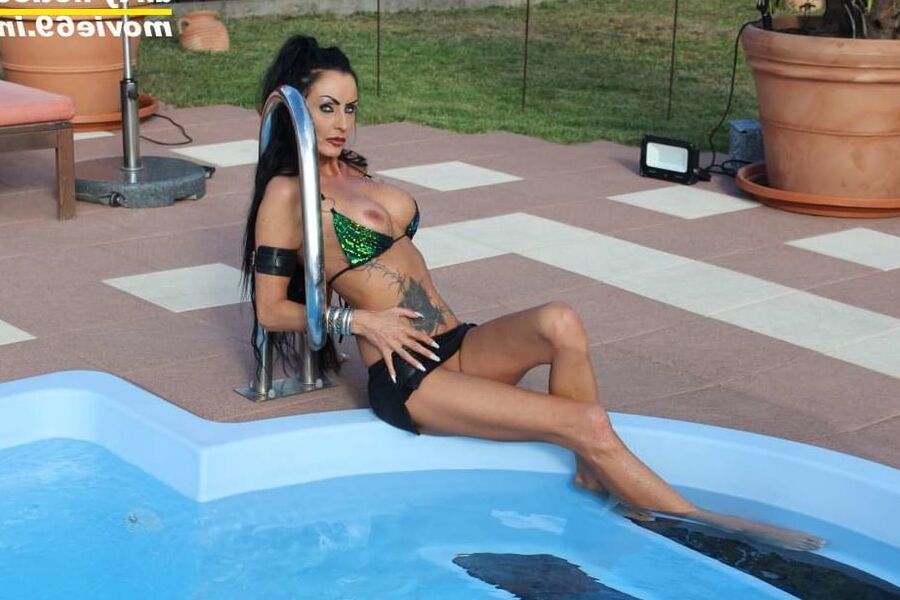 Photoshooting with fetish girl Sidney Dark at a pool