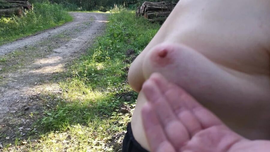 Tit slapping red for fun while hiking