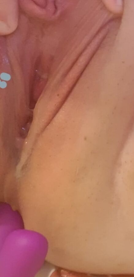 YoungEnglishBBW spreading my pussy dripping wet