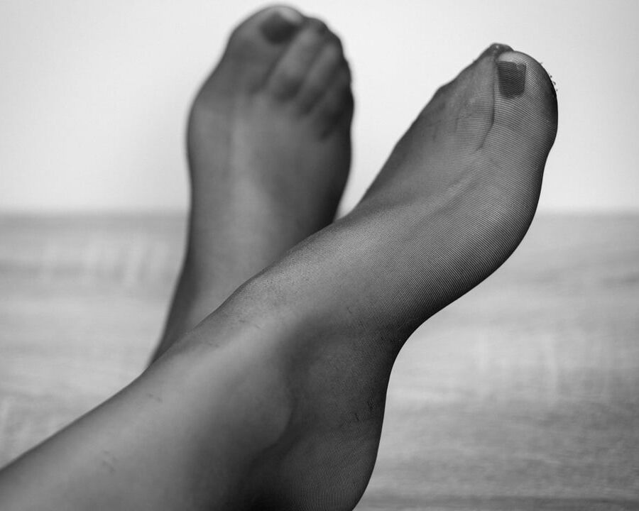 ArtisticWife and her feet