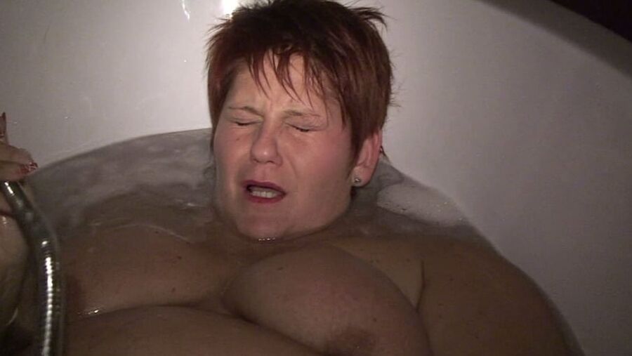 Wet cunt in the BATHTUB