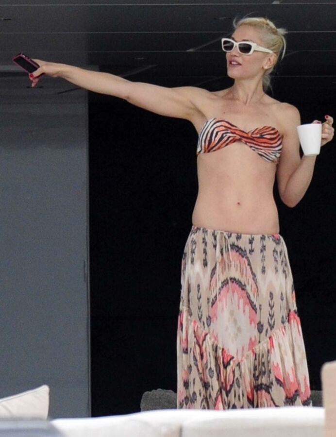 Gwen Stefani paparazzi up-skirt photos