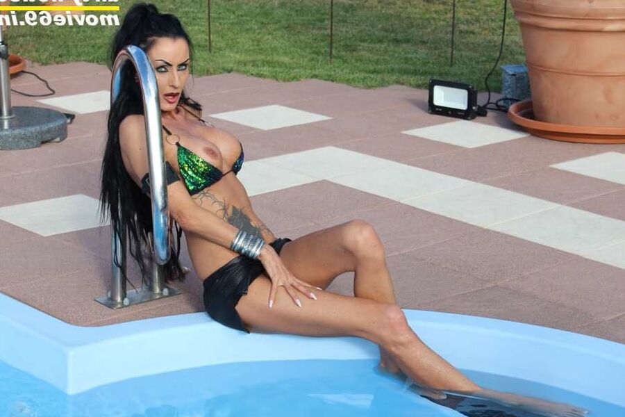Photoshooting with fetish girl Sidney Dark at a pool