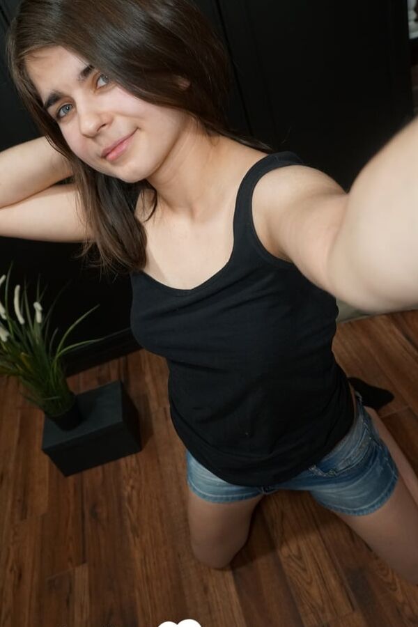 Brunette teen just loves to strip during selfies
