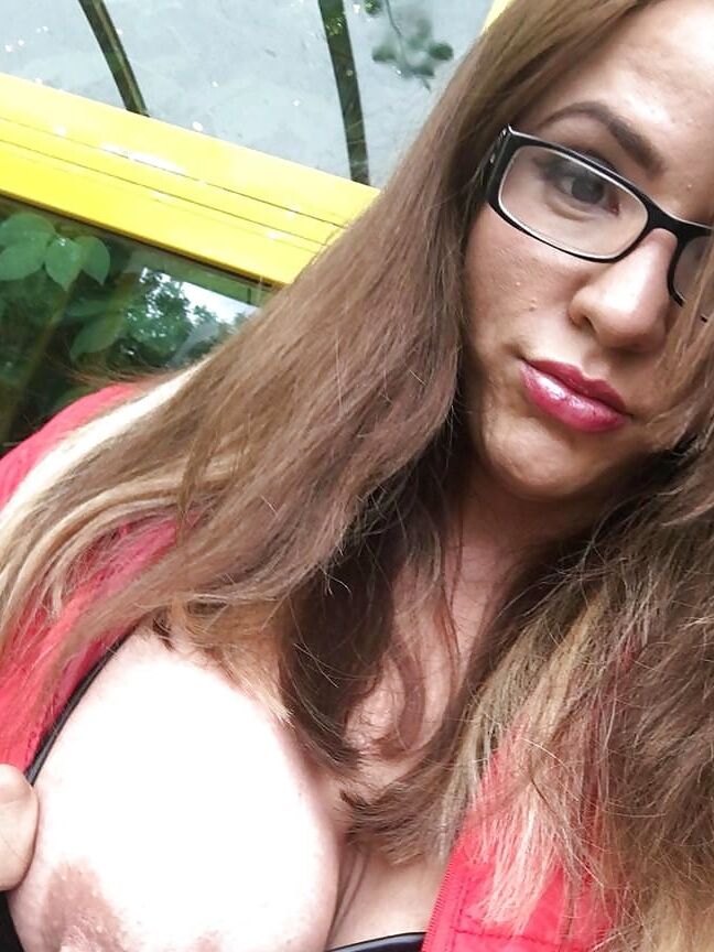SHOWING OFF MY BIG TITS AND PUSSY IN PUBLIC Tabbyanne