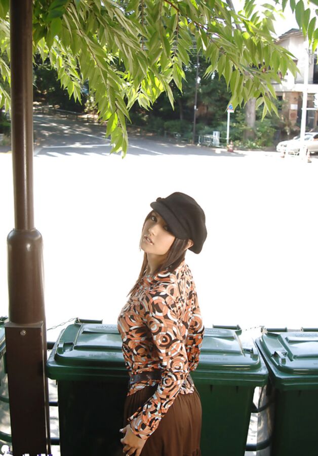 Hot avidol Maria Ozawa is posing outdoor