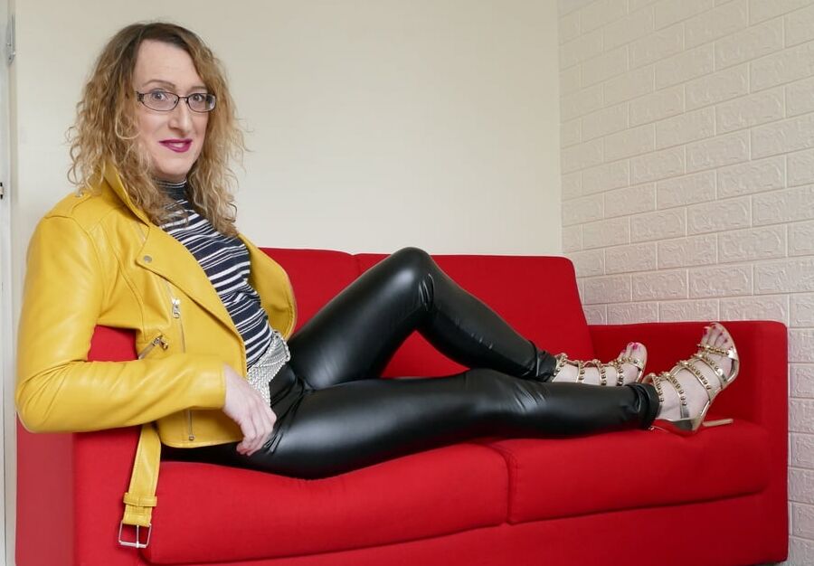 Black Shiny Wetlook Leggings with Yellow Leather Jacket.