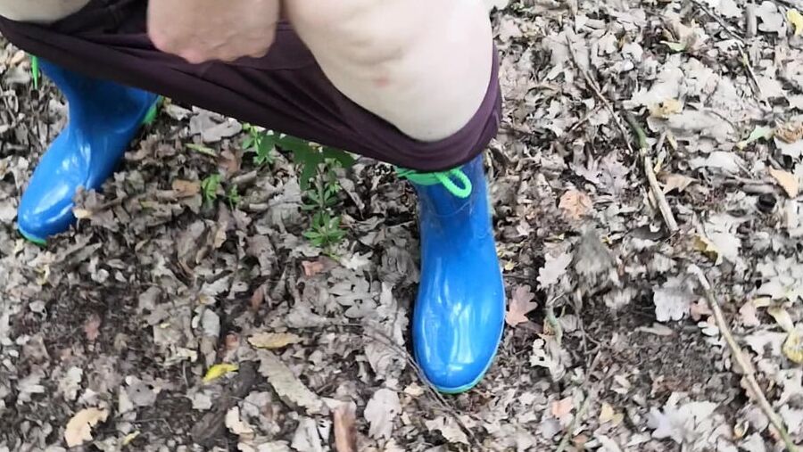 Peeing in rubber boots