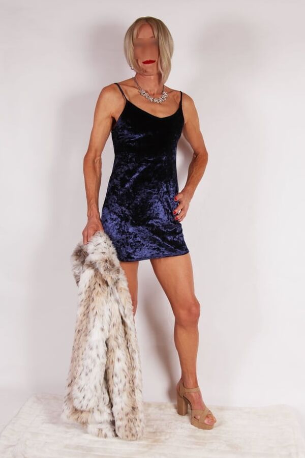 Alessia models slinky velvet blue dress with fur coat