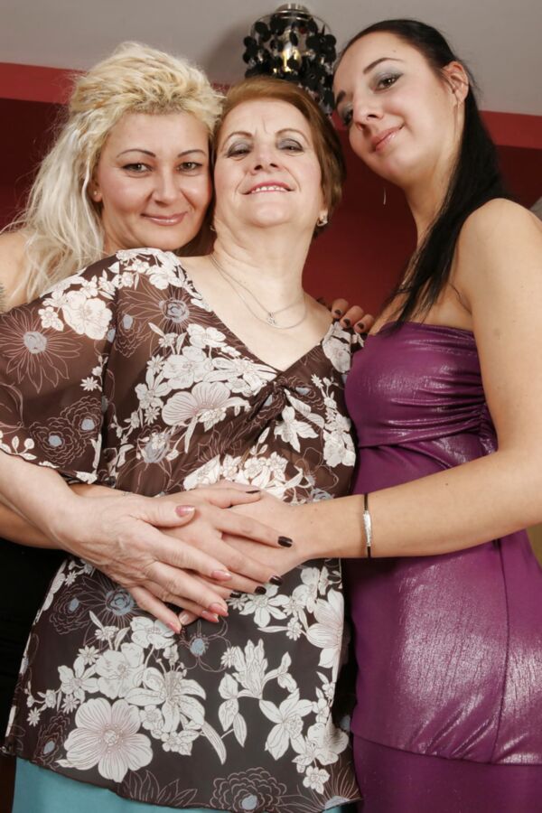 Old n young crazy lesbian threesome