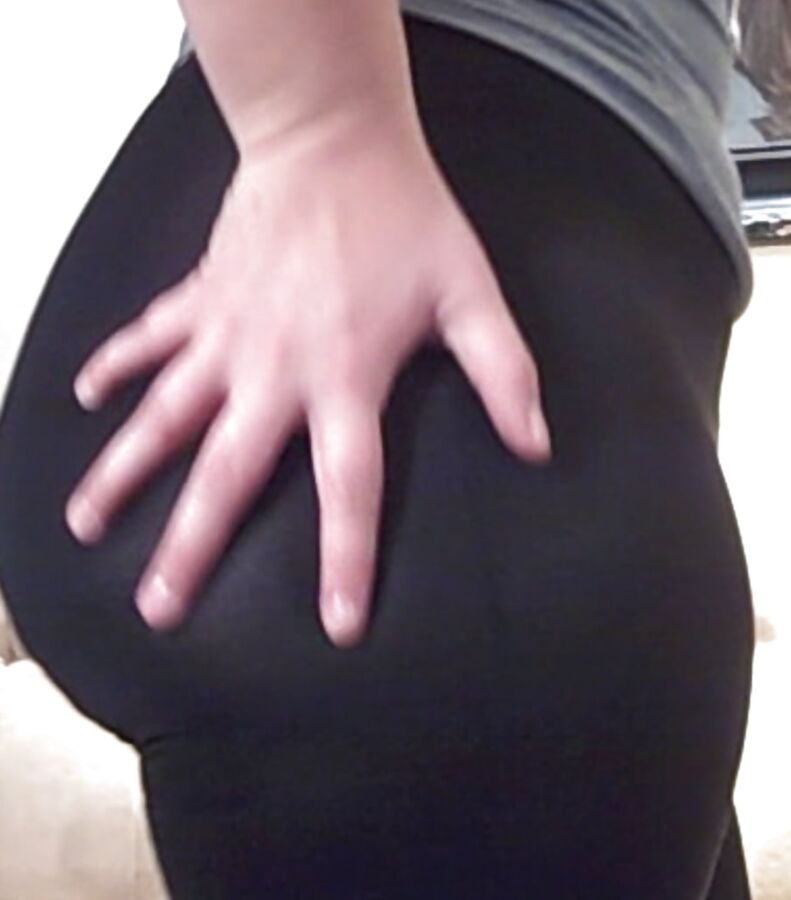 Big Ass In Wet Look Spandex Leggings