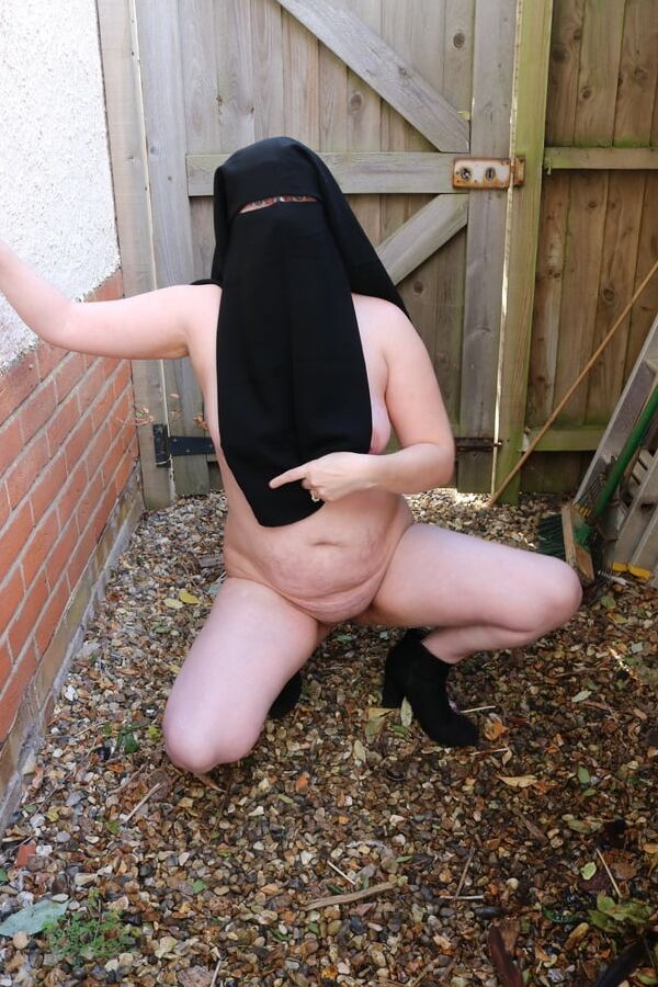Niqab Flashing nude in the yard