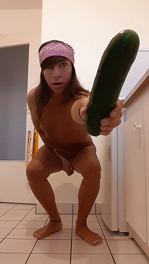 Tygra bitch loves short but very large cumcumber.