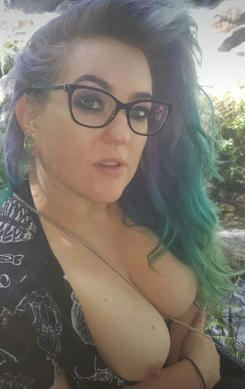 Chubby MILF Amy Leaf Outdoor Boobs Free Nuded Porn Photo