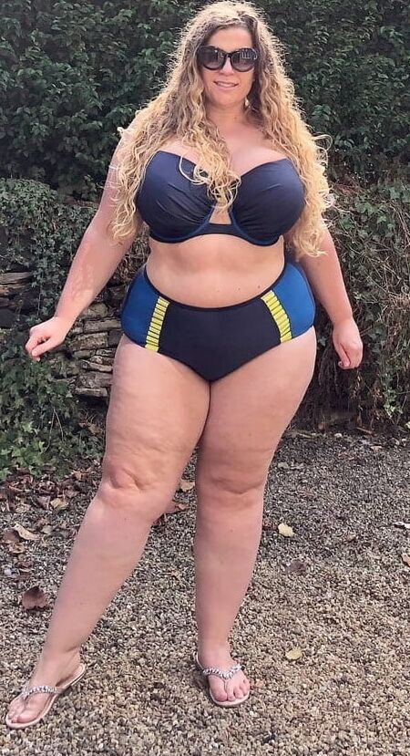 Full thighs in the mini