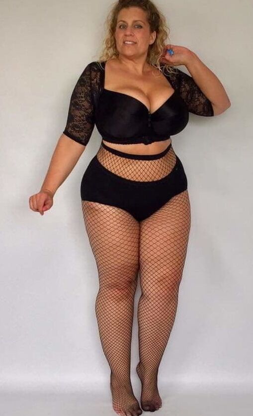 Full thighs in the mini