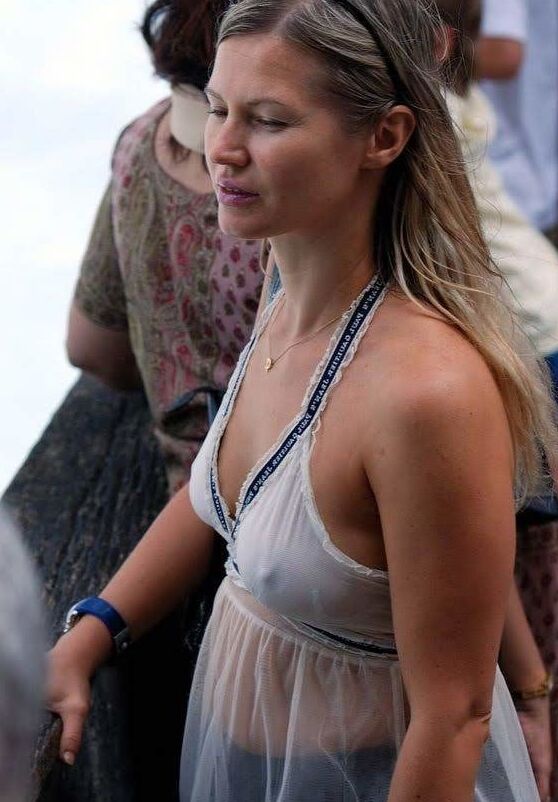 Sexy braless pokie nipples make he hard