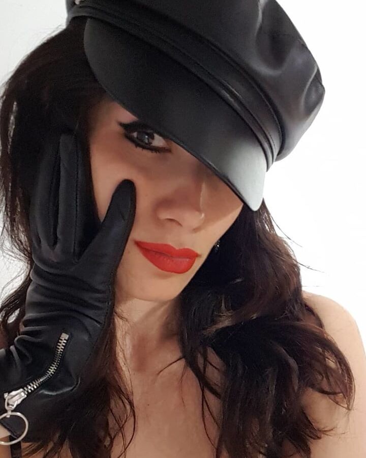 Insta Leather Babe Missalinadark