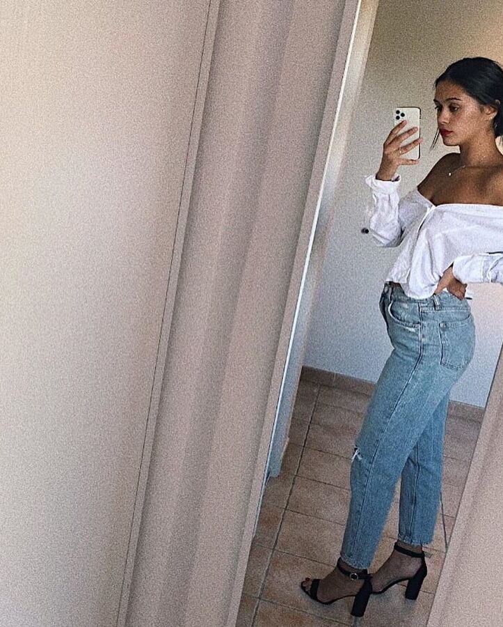 Belle brunette bien bandante aux seins bien ronds