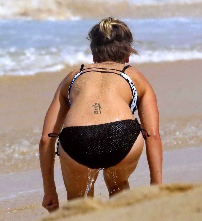 Kaley Cuoco Sexy Feet And Ass