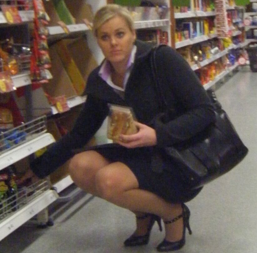 Street Pantyhose - Blonde Shopper in Tan Pantyhose